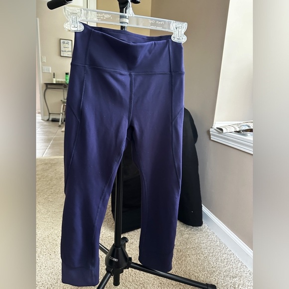 Lulemon cropped leggings (size unknown but thinking it’s a 0 or 2) - Picture 1 of 3